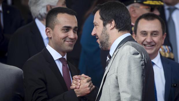 Los dos «hombres fuertes» del Ejecutivo italiano: Di Maio (izda) y Salvini (dcha)