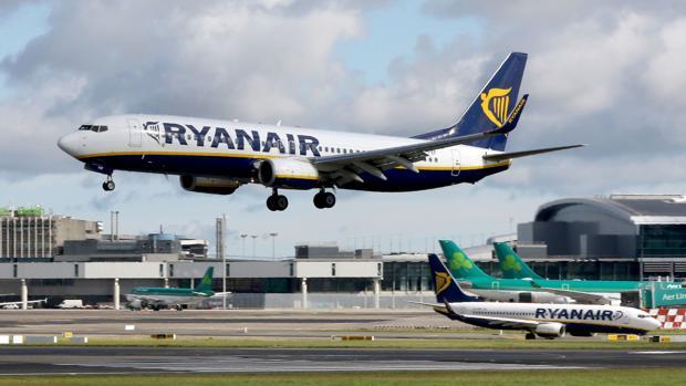 Un avión de Ryanair durante el aterrizaje