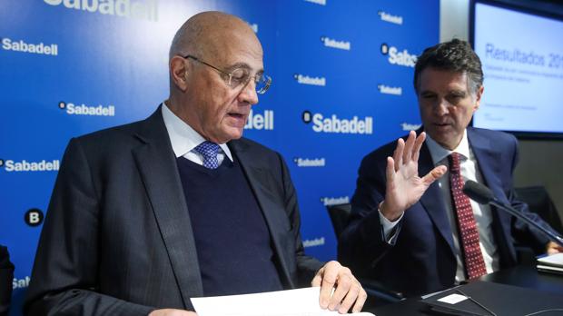 El presidente del Sabadell, José Oliu, y el consejero delegado, Jaime Guardiola, en rueda de prensa