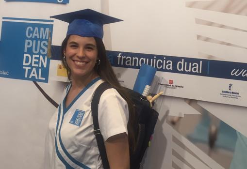Una alumna de Campus Dental