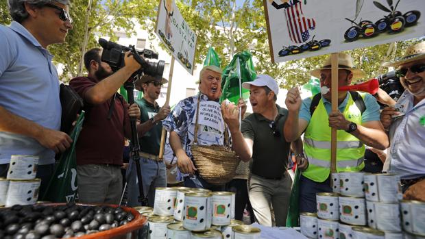 Protesta en Sevilla, donde participó un manifestante disfrazado de Donald Trump