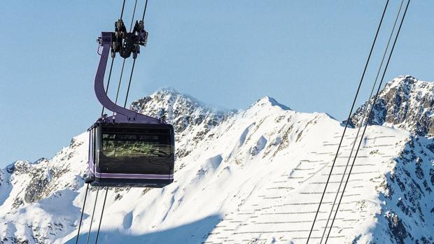Un teleférico entre cumbres nevadas