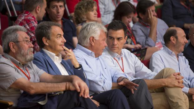 De izda a dcha: el exsecretario general de UGT Cándido Méndez y los expresidentes Rodríguez Zapatero, Felipe González y Pedro Sánchez