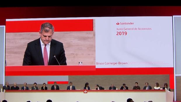 El vicepresidente y consejero coordinador del Santander, Bruce Carnegie-Brown, ayer durante la junta