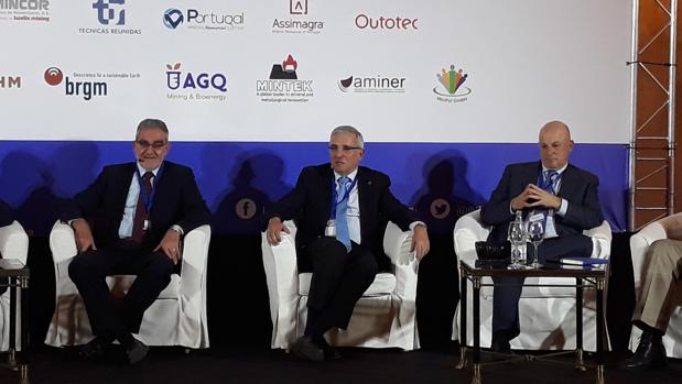 Enrique Delgado, en el centro, en una jornada sobre Minería