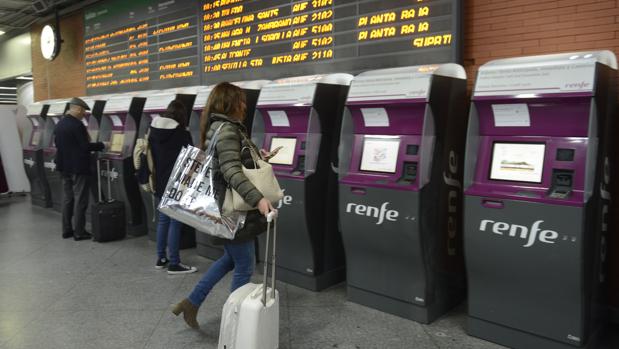 Cualquier usuario que intente reservar o comprar billetes de tren por la pagina web de Renfe o por el resto de canales de venta solo lo conseguirá a un mes vista.