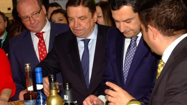 En la imagen, el ministro de Agricultura, Luis Plazas, y el presidente de la Junta, Juanma Moreno Bonilla, este miércoles en la inauguración de Expoliva en Jaén