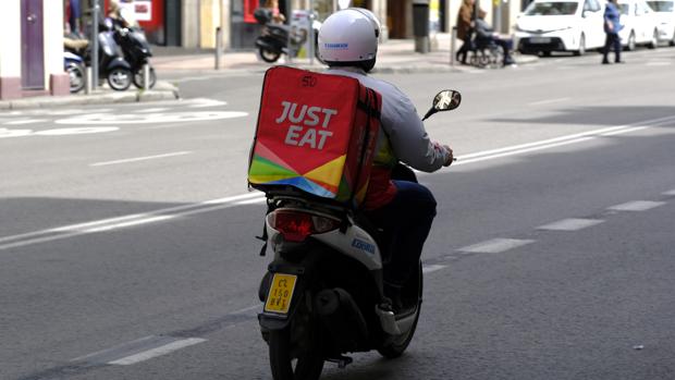 Un repartidor de comida a domicilio