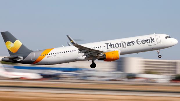 Un avión de Thomas Cook despega del aeropuerto de Palma de Mallorca