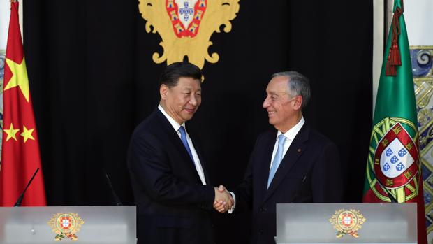 Xi Jinping, presidente chino, junto al presidente portugués Marcelo Rebelo de Sousa