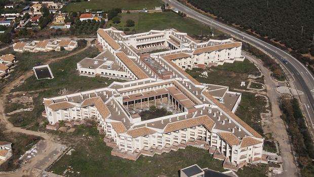Las obras del macrogeriátrico Terramagna, en Carmona, se paralizaron en 2008 cuando estaba ejecutado en un 85% y la cooperativa El Jardín de la Merced se declaró insolvente