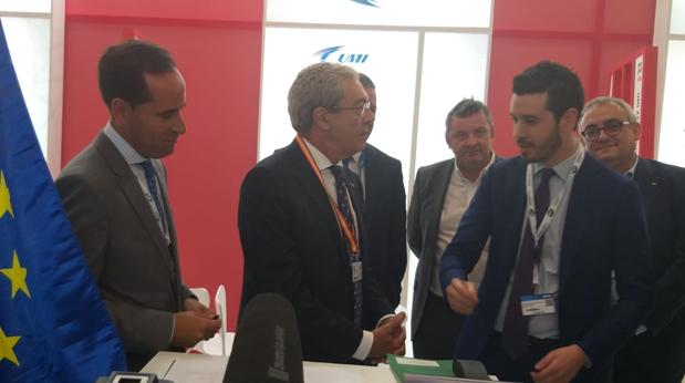 Antonio Ramírez, CEO de UMI Aeronáutica; el consejero Rogelio Velasco y (al fonod a la derecha), Joaquín González-Stetzelberg, consejero delegado de Aero SM Associate, firma sevillana que ha desarrollado el proyecto