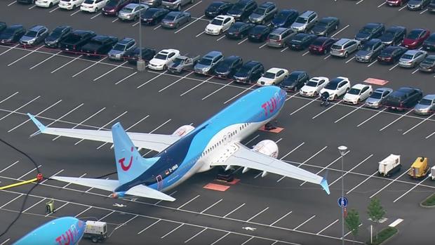 Un Boeing 737 MAX aparcado en el estacionamiento de la compañía en su fábrica de Renton