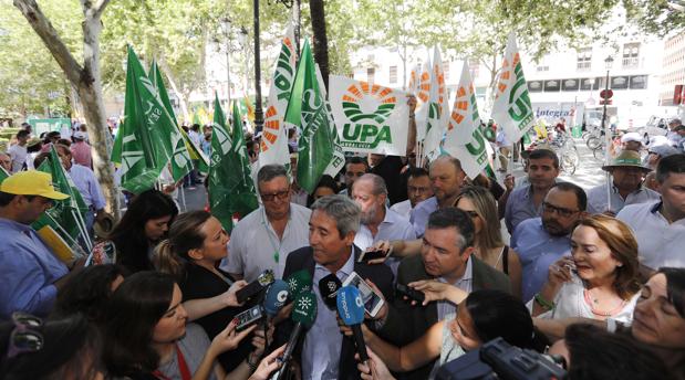 El secretario general de Asemesa, Antonio de Mora, hace declaraciones a los periodistas durante una protesta en Sevilla