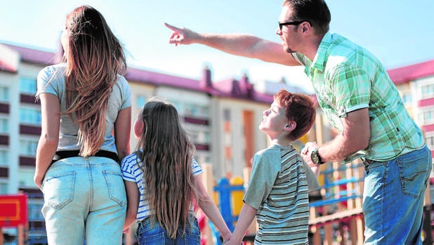 Quienes buscan formar una familia están optando cada vez más por municipios de fuera de Madrid