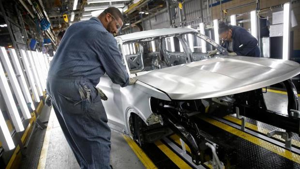 Trabajadores en una fábrica de coches en Chicago