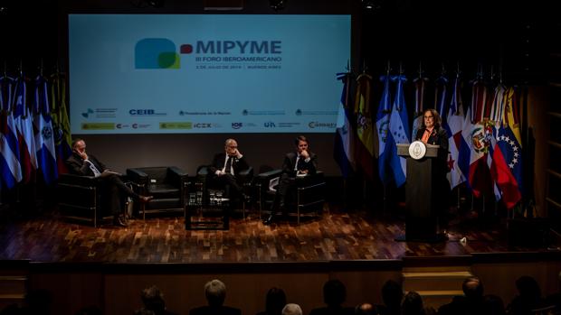 El presidente de la Unión Industrial Argentina (UIA), Miguel Acevedo; el ministro argentino de Relaciones Exteriores, Jorge Faurie; el presidente de Cepyme, Gerardo Cuerva, y la secretaria general iberoamericana, Rebeca Grynspan, en un momento del «IIIForo Iberoamericano de la Mipyme»