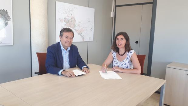 La regidora de Modelo de Ciudad del Ayuntamiento de Palma, Neus Truyol, de MÉS, y el presidente de Autoridad Portuaria de Baleares, Joan Gual de Torrella