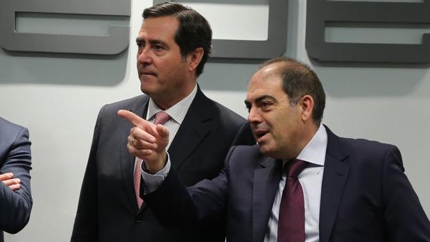 El presidente de CEOE, Antonio Garamendi, con el de ATA, Lorenzo Amor