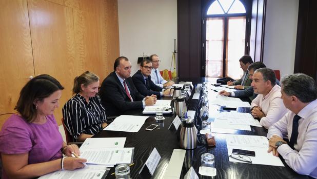 El consejero Elías Bendodo ha presidido la eunión del consejo de administración de Extenda