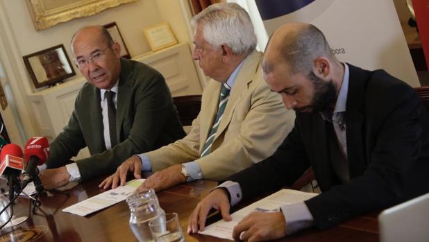 Francisco Ferraro, Francisco Herrero y José Luis García Hidalgo, en la Cámara de Comercio de Sevilla