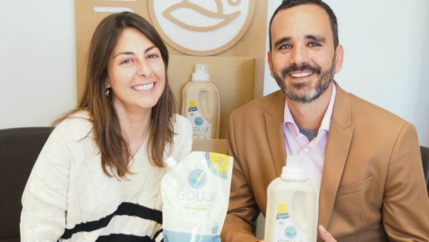 Catalina y Sergio, los fundadores de Souji, sostienen bolsas de su nuevo producto, que pretenden introducir en la hostelería
