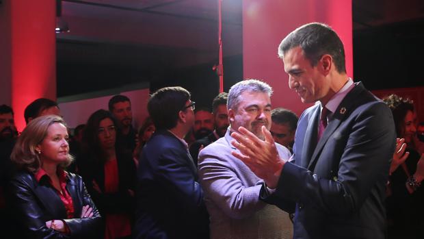 La ministra de Economía en funciones, Nadia Calviño, junto al presidente del Gobierno, Pedro Sánchez, en la presentación de la campaña del PSOE