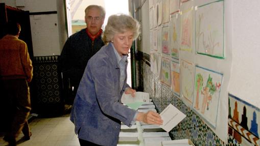 Soledad Becerril ejerciendo su derecho al voto el 12 de marzo de 2012