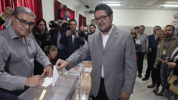 Francisco Serrano ejerce su derecho al voto