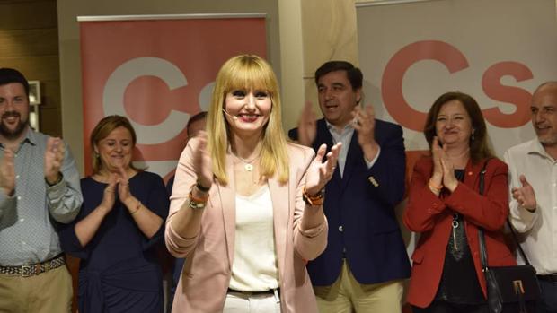 María Cantos, cabeza de lista de Ciudadanos de Jaén, junto a miembros de su candidatura