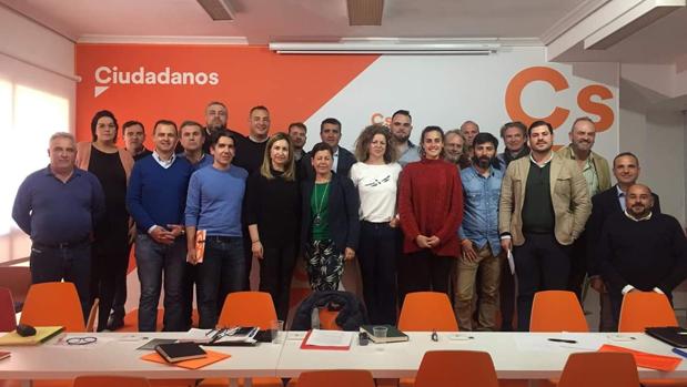 La lista de Ciudadanos, cuyo candidato (de pie el tercero por la izquierda que porta una carpeta) ha renunciado