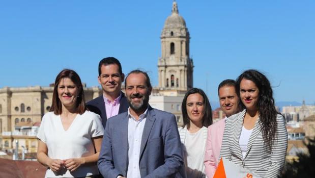 El candidato a la alcaldía en Málaga por Cs, Juan Cassá, (3º izq.), junto a compañeros del partido