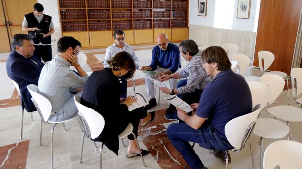 Los técnicos de 7TV con Francisco Robles preparando el debate horas antes