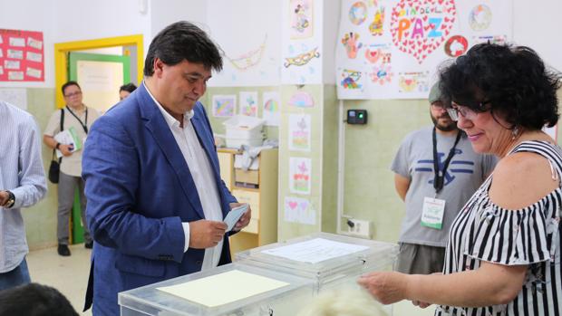 El alcalde y candidato del PSOE a la reeleccion a la Alcaldia de Huelva, Gabriel Cruz, votando