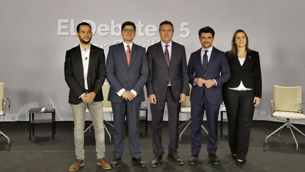 Los cinco candidatos durante el último debate electoral en ABC