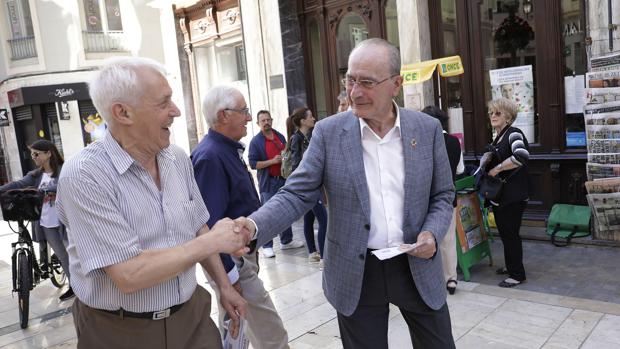 Francisco de la Torre saluda a un vecino en un paseo electoral