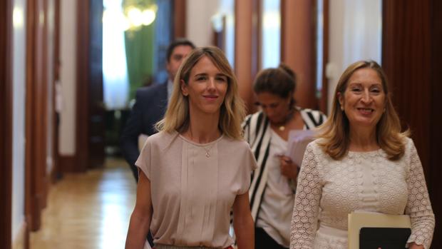 Cayetana Álvarez de Toledo y Ana Pastor, en el Congreso