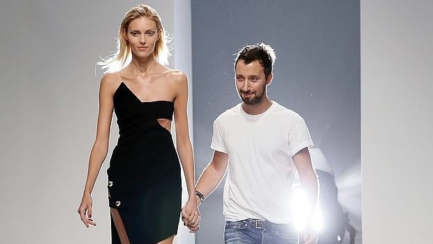 El diseñador Anthony Vaccarello, tras un desfile en París