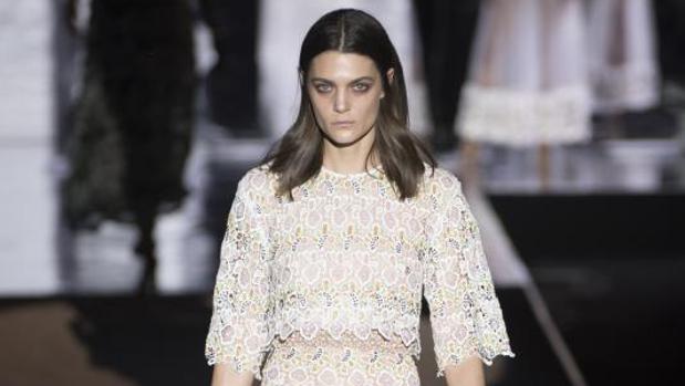 La modelo Marina Pérez, en el desfile de Juan Duyos, ganador del premio a la mejor colección