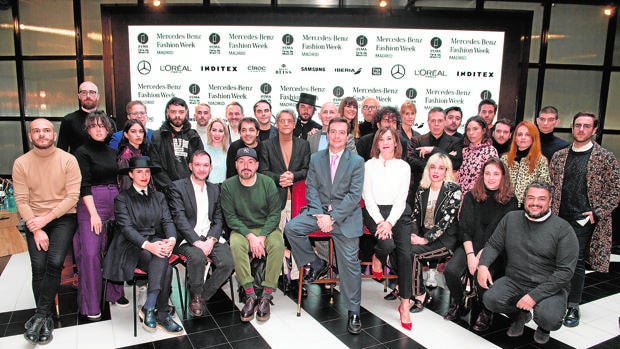 Foto de familia de los diseñadores y la dirección de la pasarela MBFMadrid