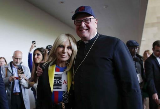 Donnatella Versace y el cardenal de Nueva York, Timothy Dolan