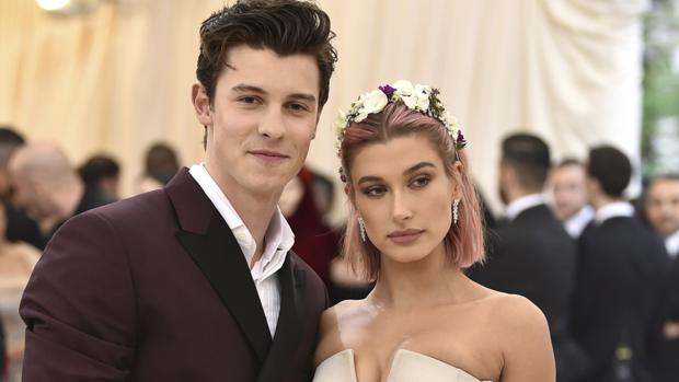 Shawn Mendes y Hailey Baldwin juntos en la gala MET 2018