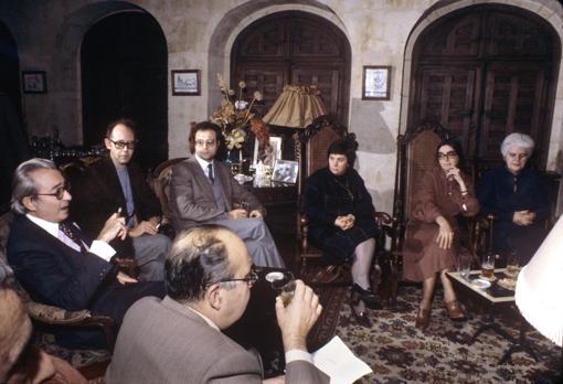 El escritor Fernando Lázaro Carreter , Jesus Aguirre, el catedrático Pedro Catedra, la catedrática Carmen Codoñer y la profesora Margherita Morreale, durante una tertulia en el palacio de Monterrey de los Duques de Alba.