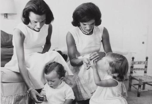 Lee Radziwill y su hermana con sus hijos