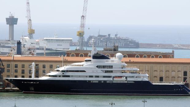 El Octopus anclado en el puerto de Génova, en 2010