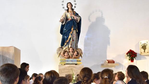 Los alumnos del centro celebraron una ofrenda floral y una Eucaristía ante la nueva imagen