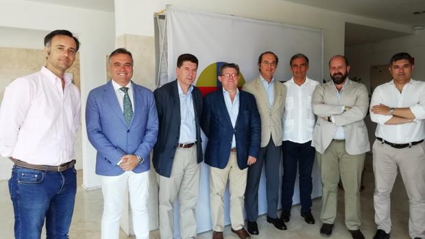 Grupo de profesores, junto al coordinador Felipe García de Pesquera, en la preparación previa del curso