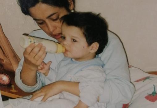 Anabel dando uno de los primero biberones a su hijo Rafa