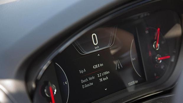 La aguja del nivel de combustible marcaba prácticamente lleno cuando Félix Egolf llegó a Rüsselsheim. Logró completar los primeros 429 kilómetros con un consumo medio de sólo 3,2 litros
