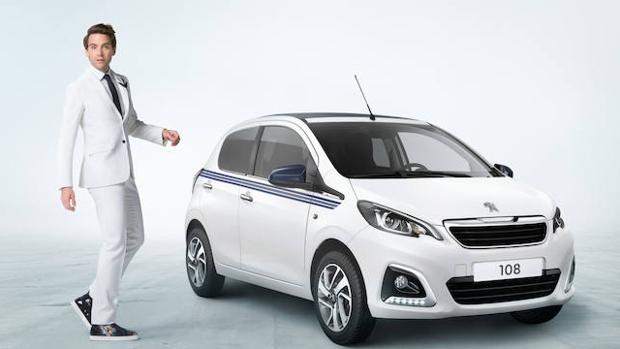 Mika estrena la Peugeot 108 Collection